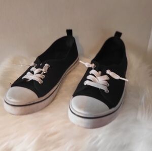 Ardrne Women  Black and White Sneakers, Size 6